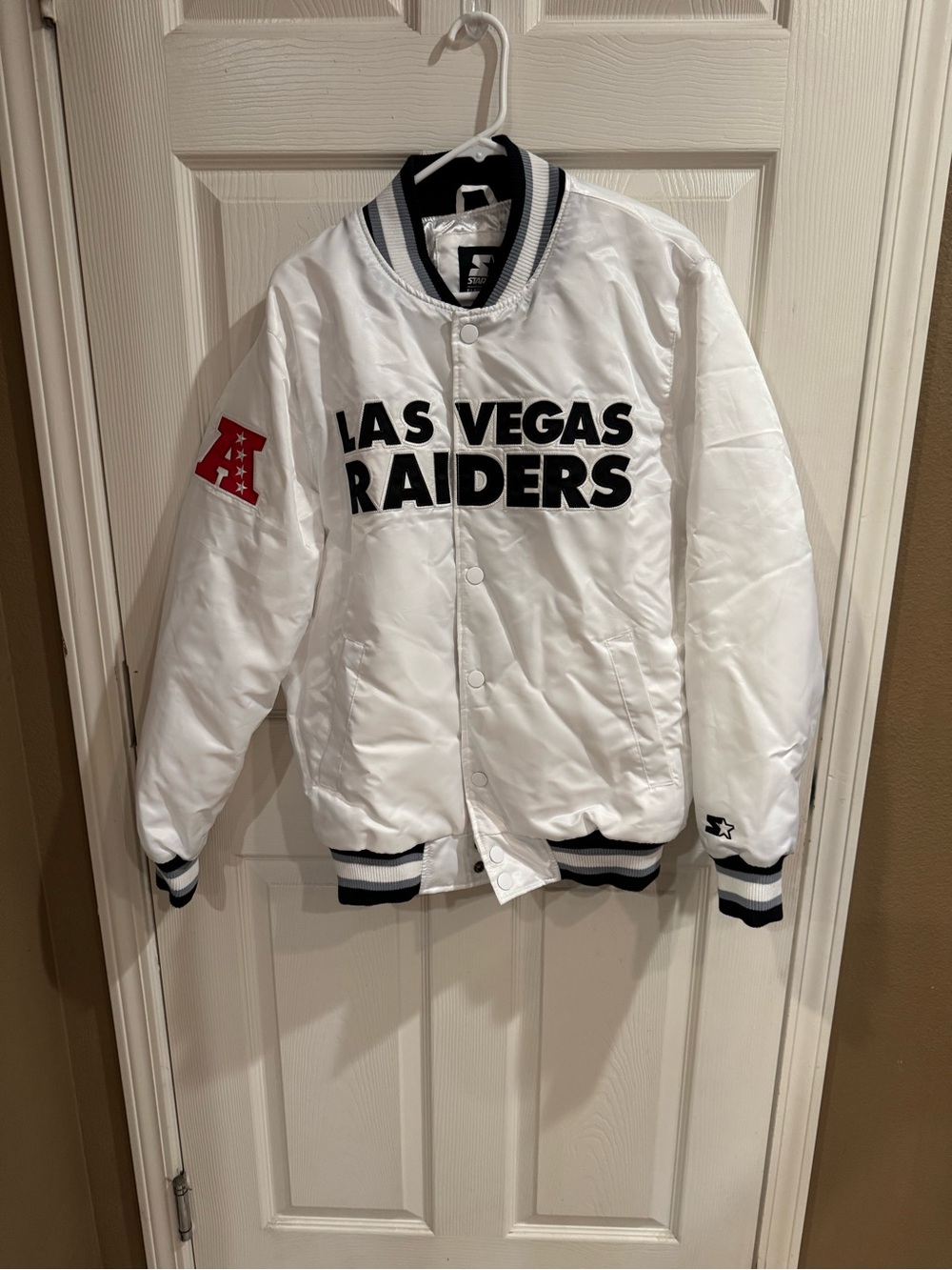 Medium mens Raiders sateen jacket- Starter Black Label.